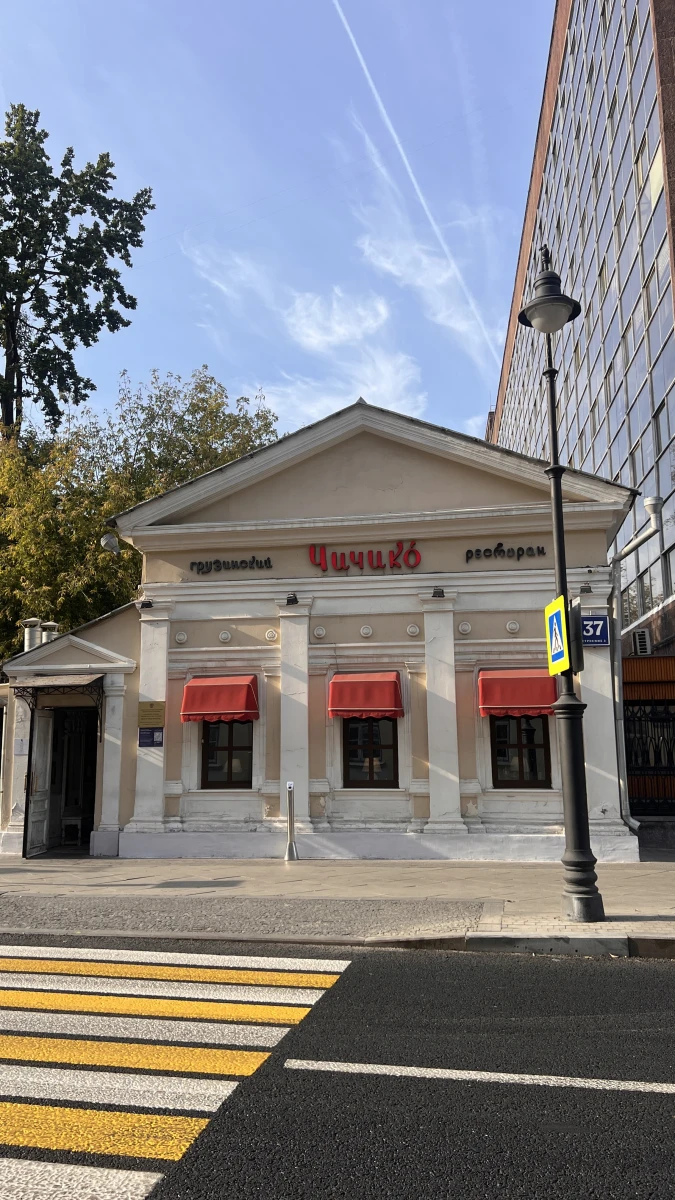 Стильные красные козырьки окон