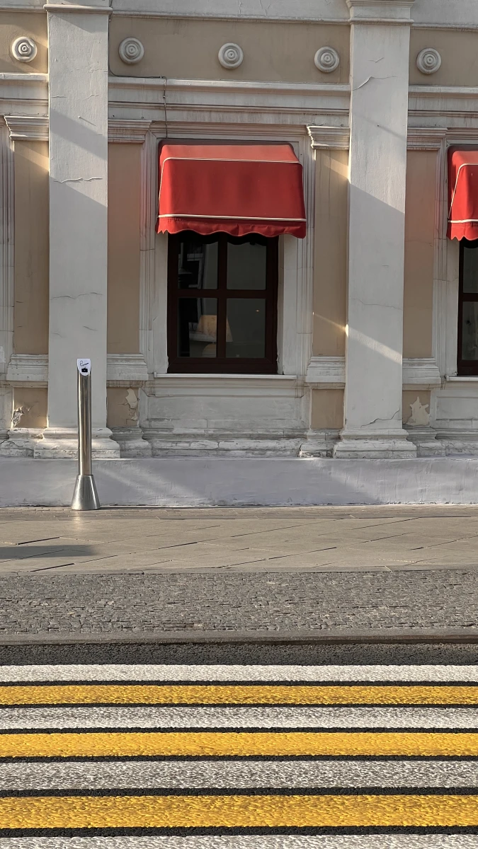 Стильные красные козырьки окон