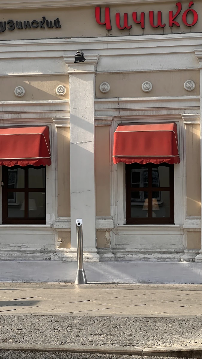 Стильные красные козырьки окон