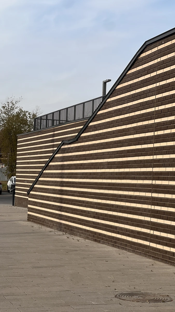 Высокая лестница с кирпичной стеной на фоне