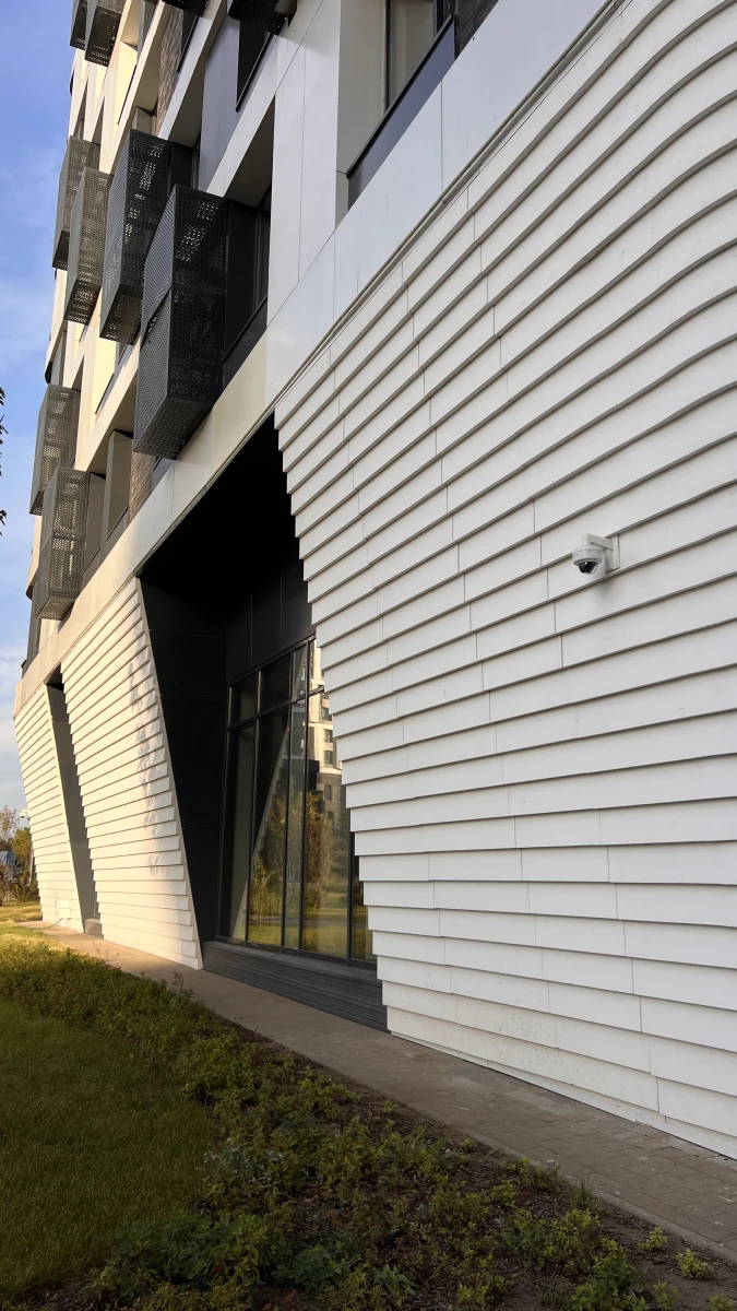 Необычный белый фасад ЖК Символ