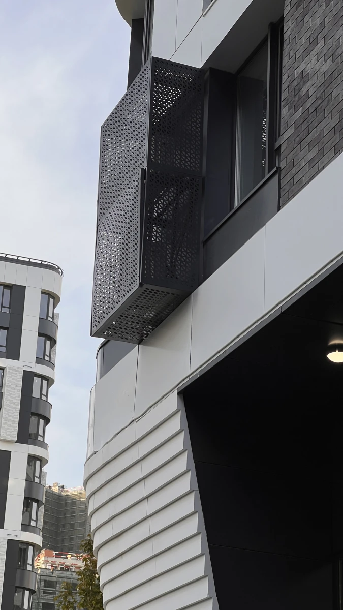 Необычный белый фасад ЖК Символ