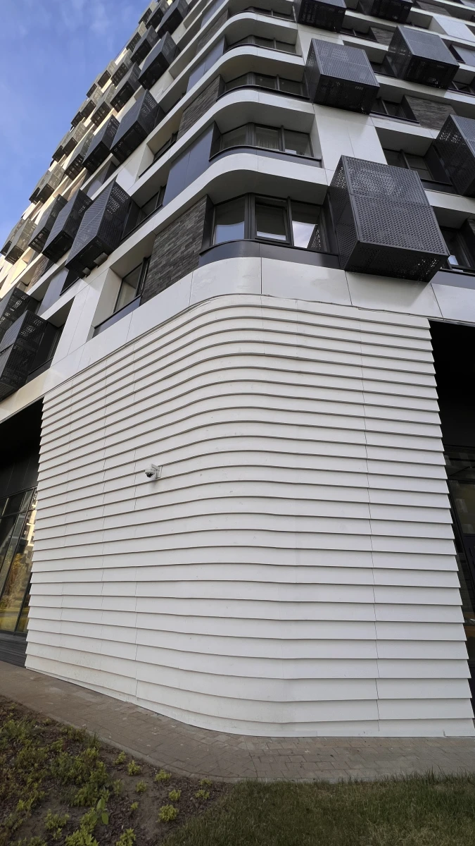 Необычный белый фасад ЖК Символ