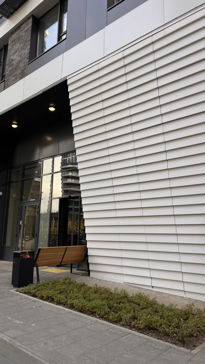 Необычный белый фасад ЖК Символ