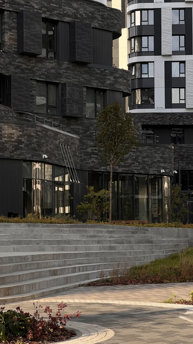 Широкая лестница с полукруглыми элементами