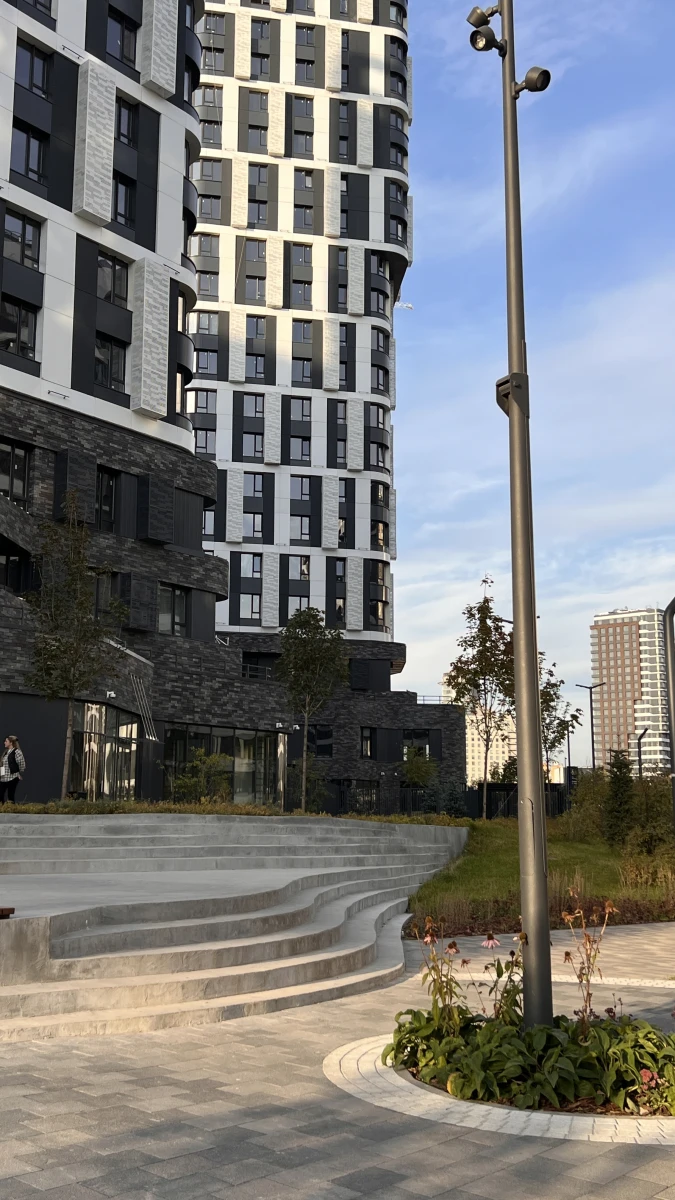 Широкая лестница с полукруглыми элементами