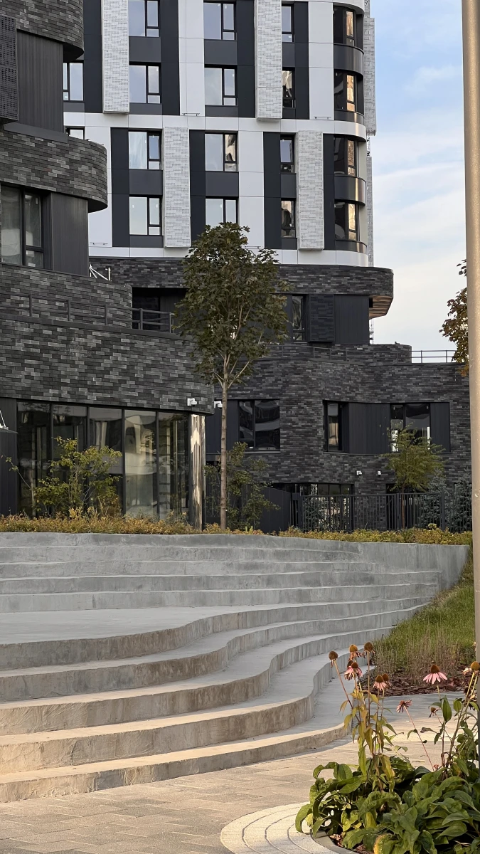 Широкая лестница с полукруглыми элементами