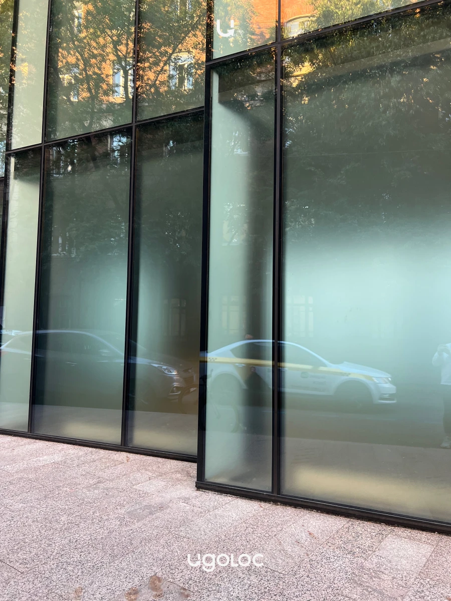 Стеклянное здание в современном стиле