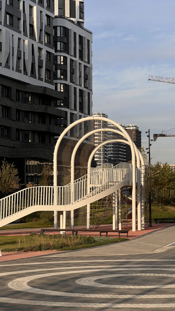 Необычная белая лестница с аркой