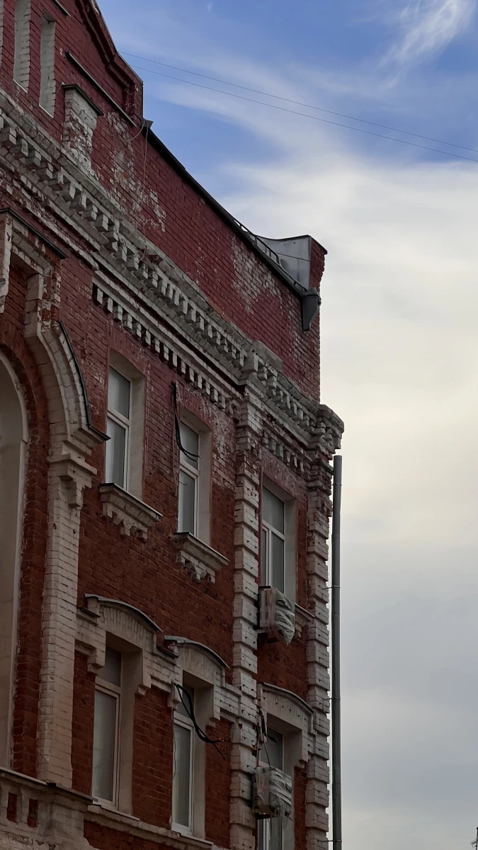 Старинный красный фасад здания