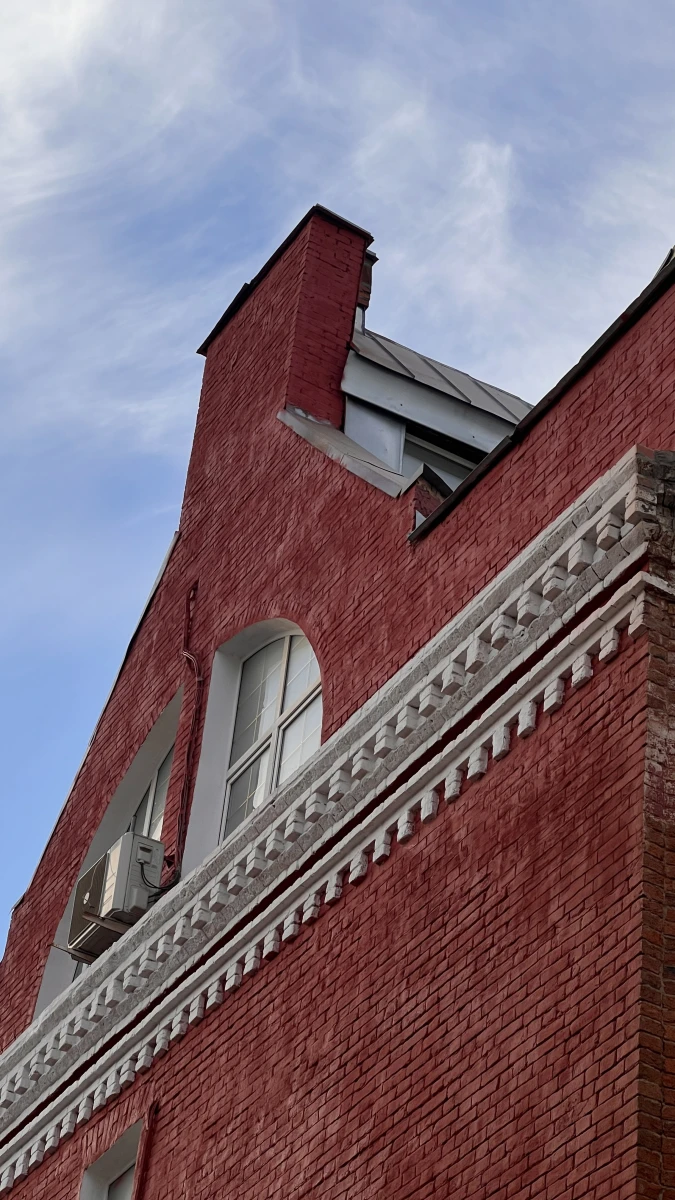 Старинный красный фасад здания