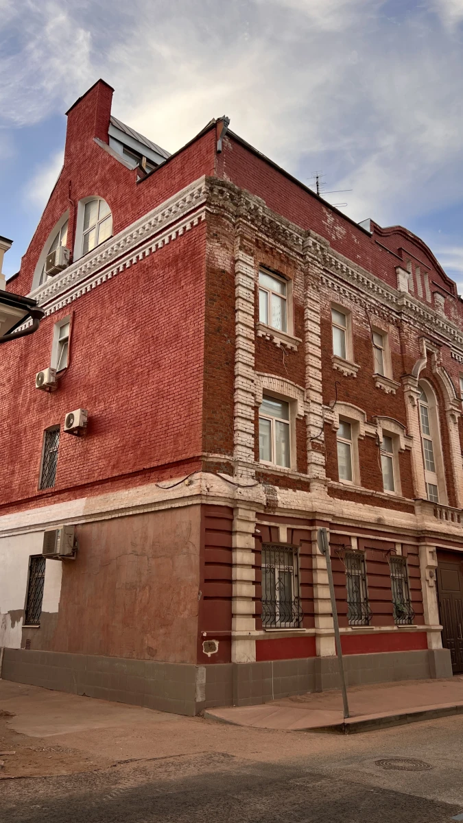 Старинный красный фасад здания