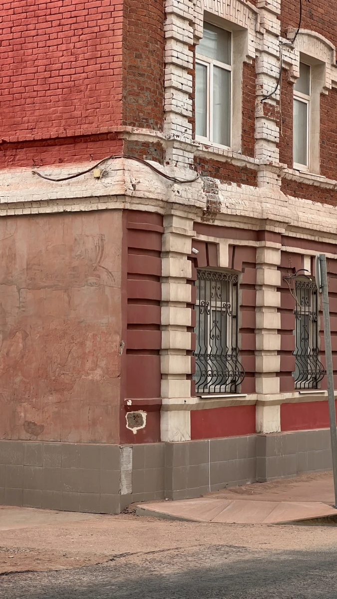 Старинный красный фасад здания