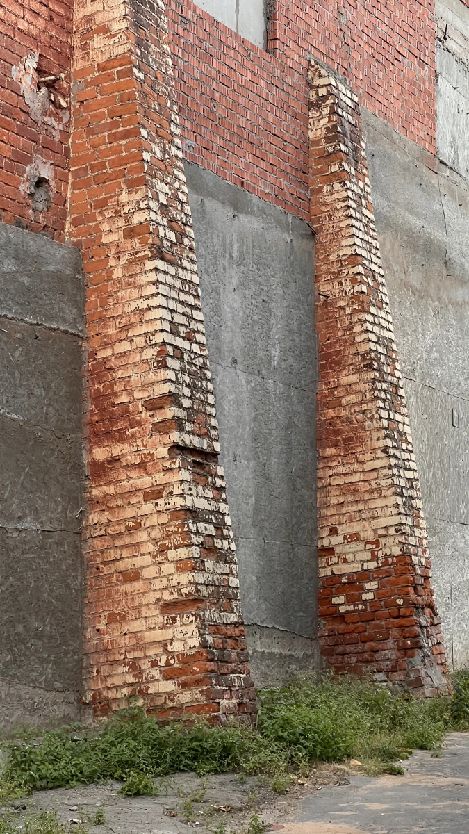 Необычное кирпичное строение