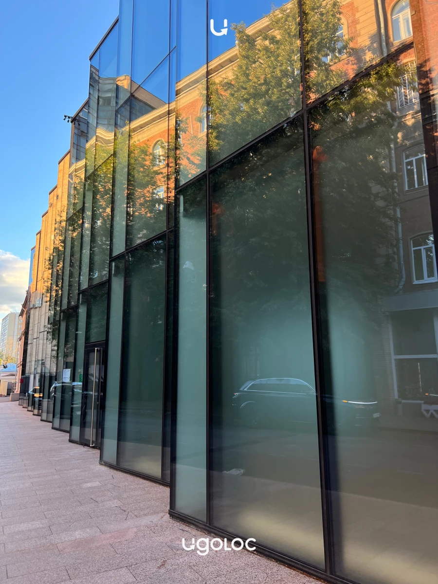 Стеклянное здание в современном стиле