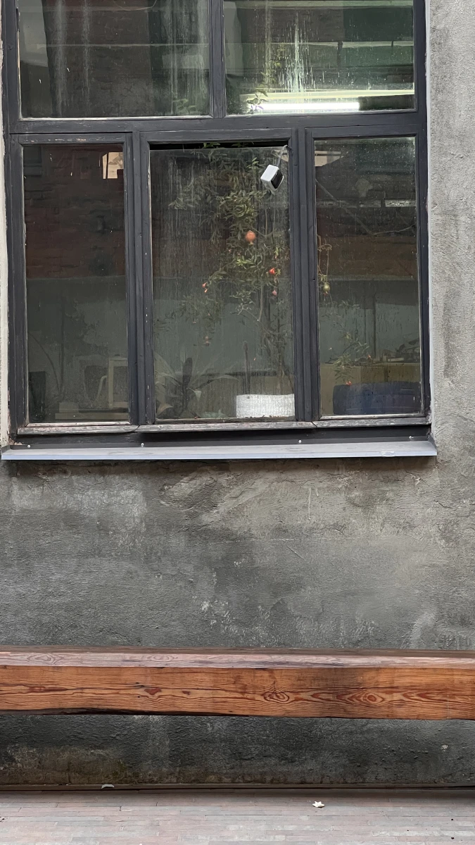 Деревянная скамейка на фоне бетонной стены