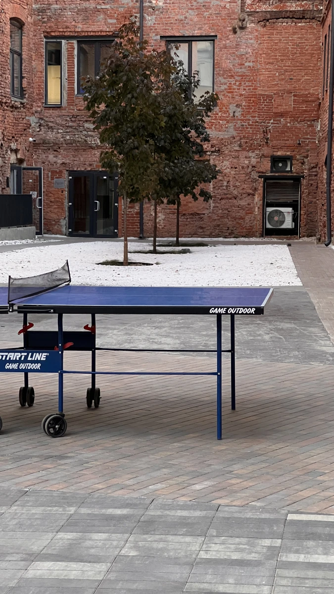 Необычный кирпичный фасад здания в Лофт квартале