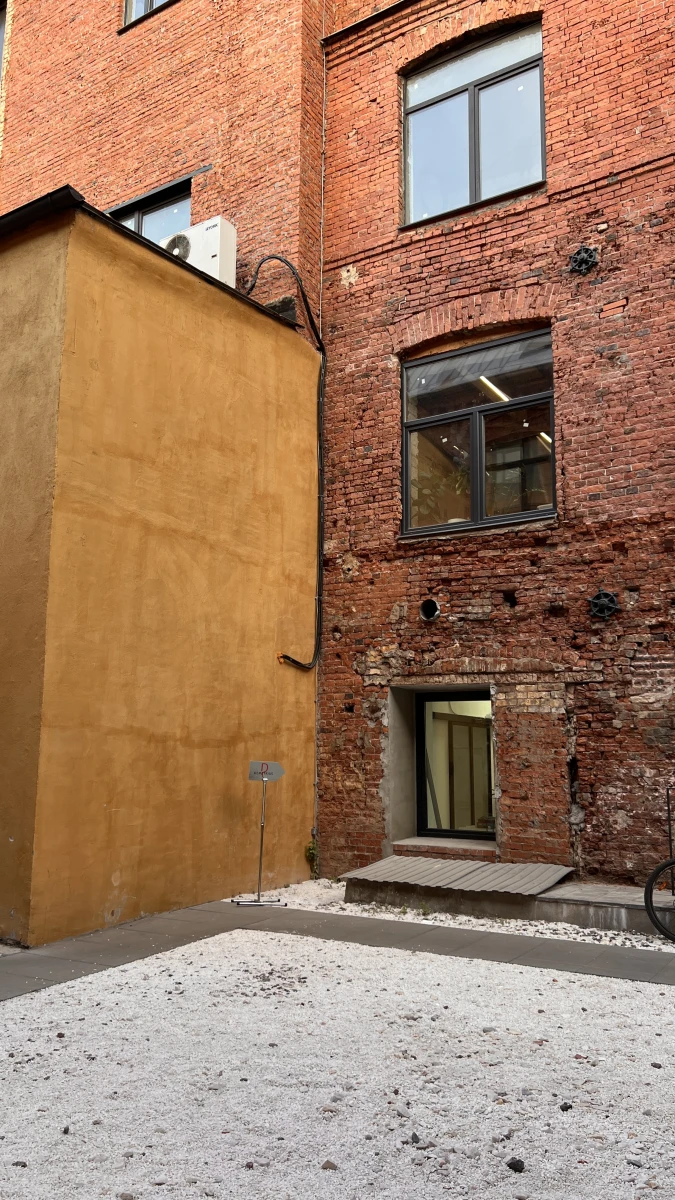 Необычный кирпичный фасад здания в Лофт квартале