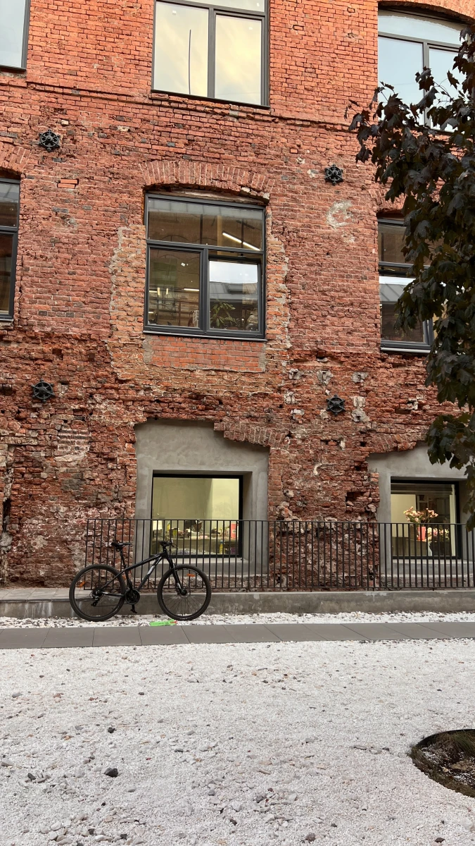 Необычный кирпичный фасад здания в Лофт квартале