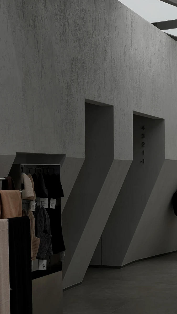 Минималистичный интерьер магазина Lime