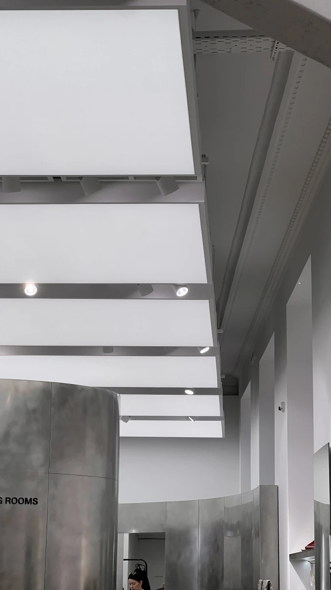 Минималистичный интерьер магазина Lime