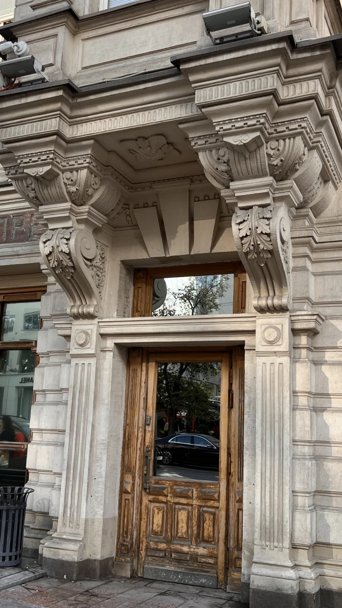 Шикарная старинная дверь с навесом