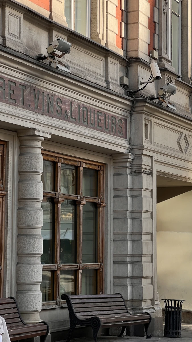 Шикарная старинная дверь с навесом