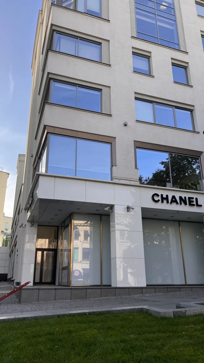 Минималистичный фасад магазина Chanel