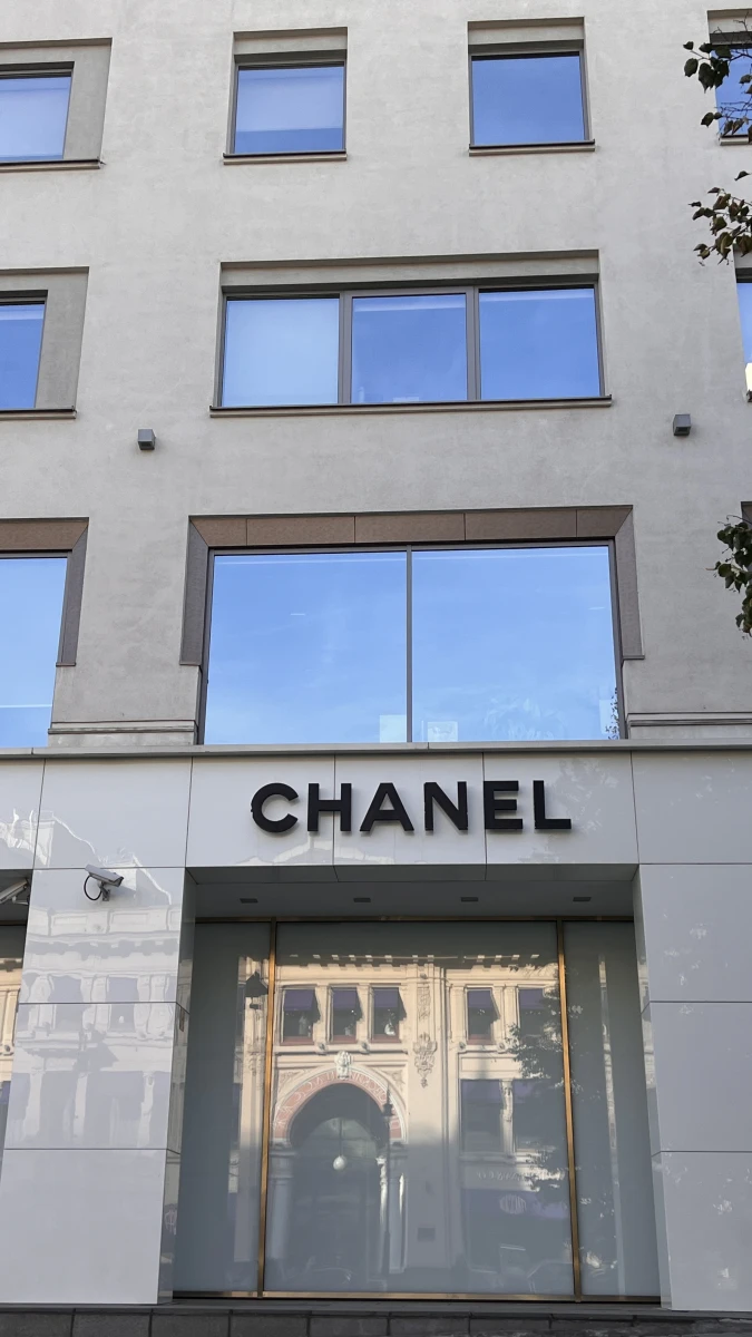 Минималистичный фасад магазина Chanel