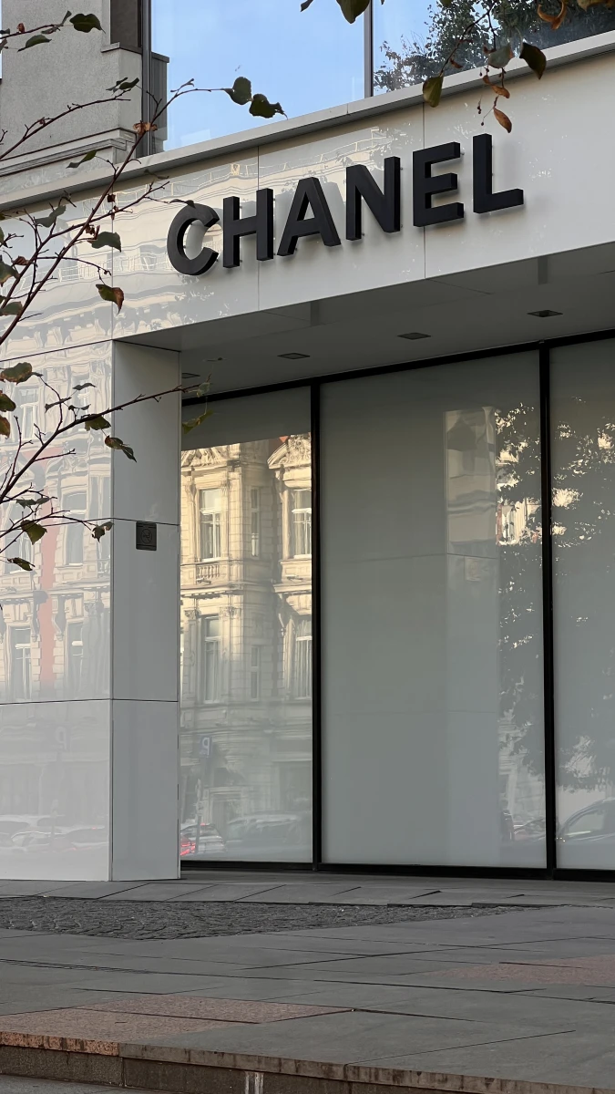 Минималистичный фасад магазина Chanel