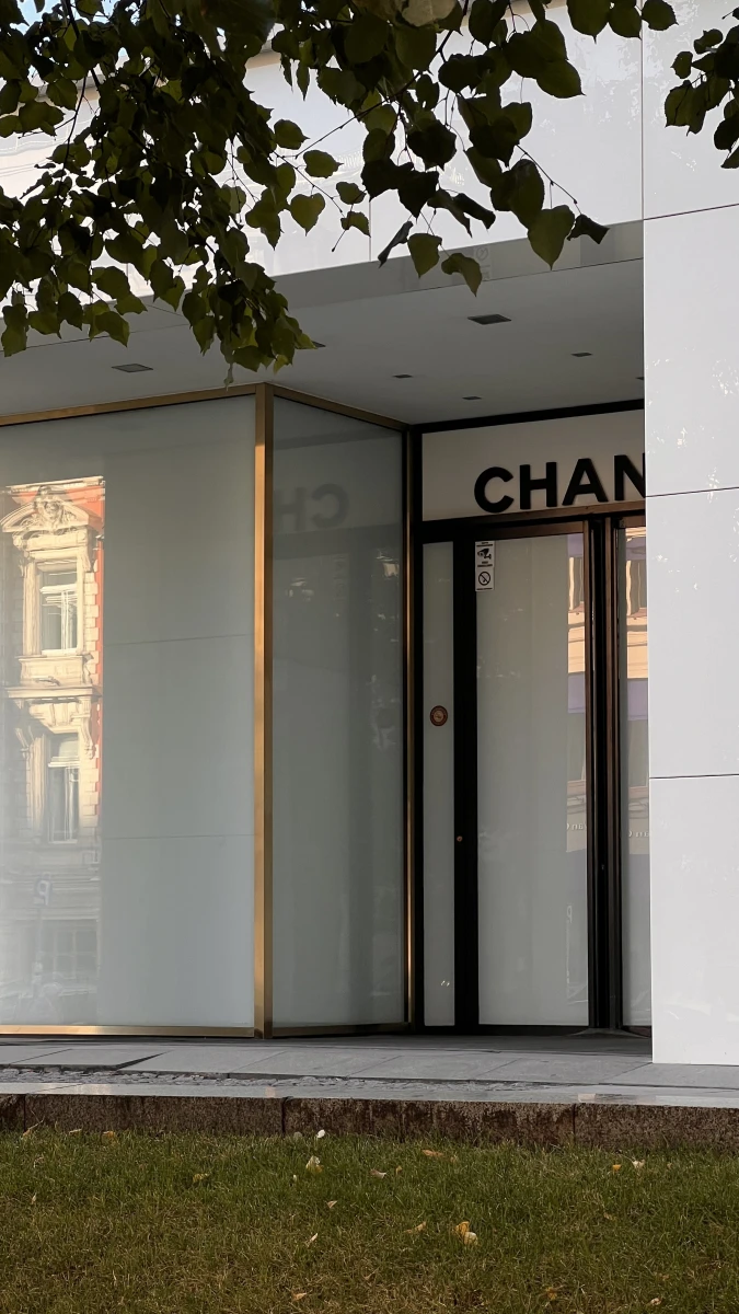 Минималистичный фасад магазина Chanel