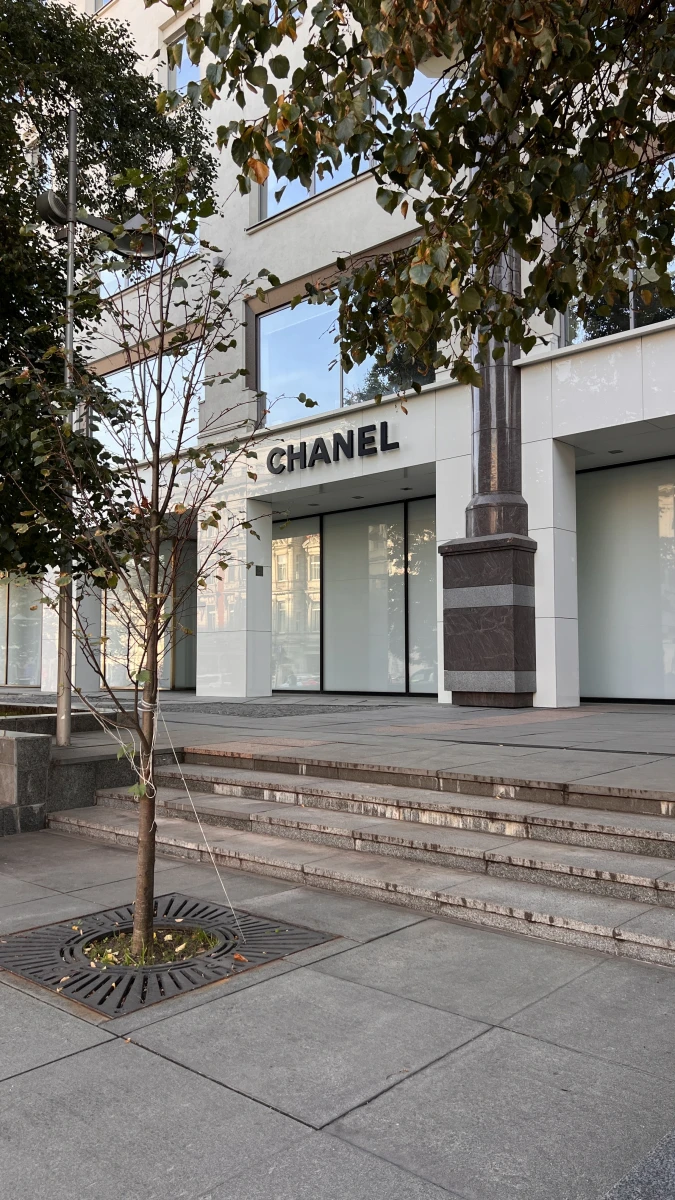 Минималистичный фасад магазина Chanel