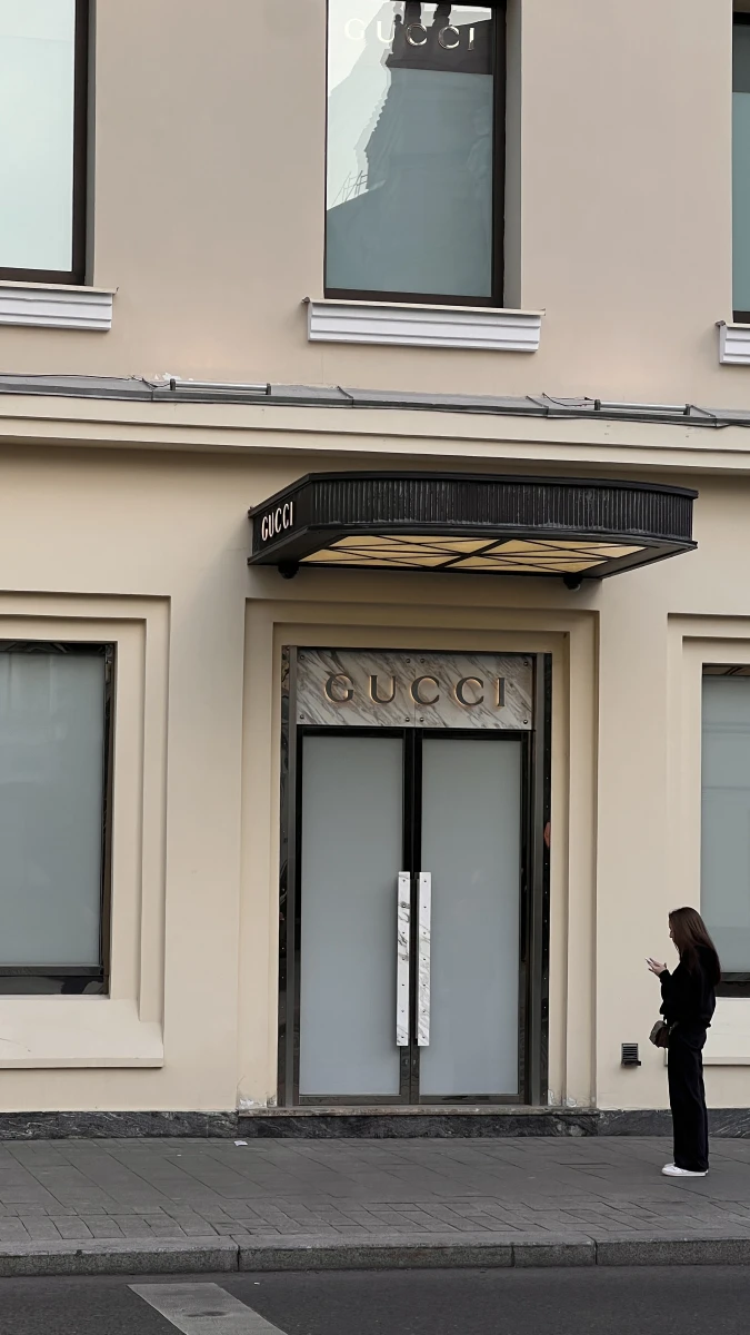 Минималистичный фасад магазина Gucci