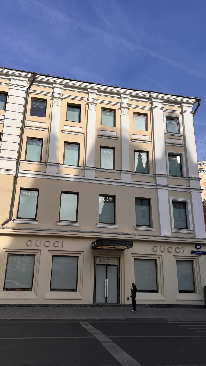 Минималистичный фасад магазина Gucci