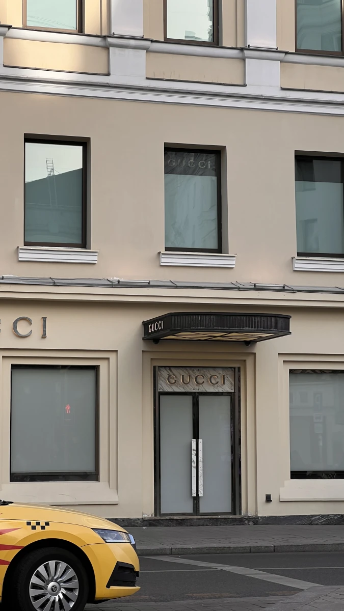 Минималистичный фасад магазина Gucci
