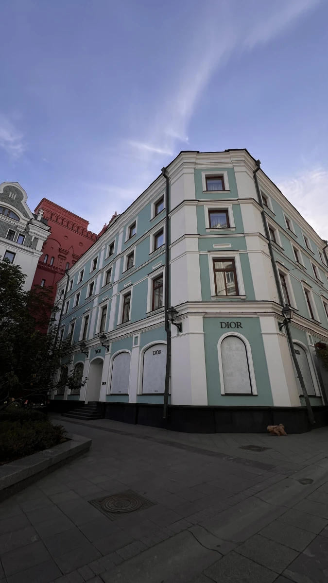 Красивый фасад магазина Dior с арочными элементами