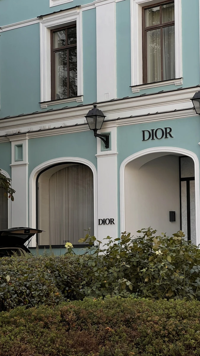 Красивый фасад магазина Dior с арочными элементами