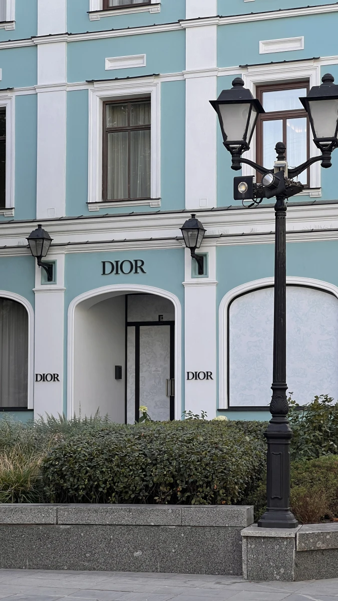 Красивый фасад магазина Dior с арочными элементами