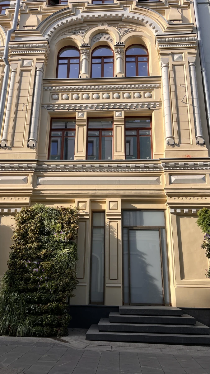 Роскошный фасад здания с арочными элементами