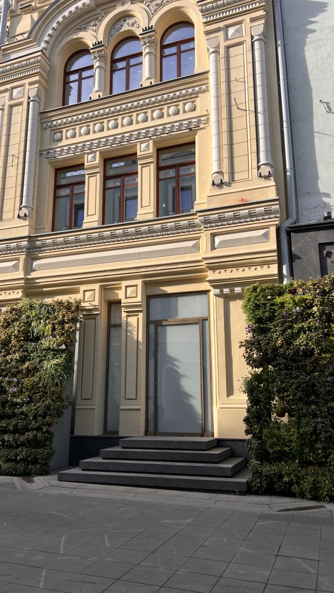 Роскошный фасад здания с арочными элементами