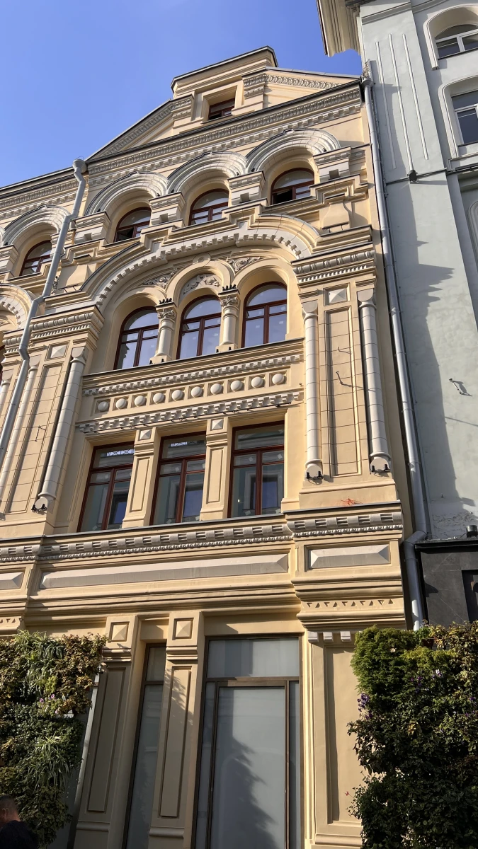 Роскошный фасад здания с арочными элементами