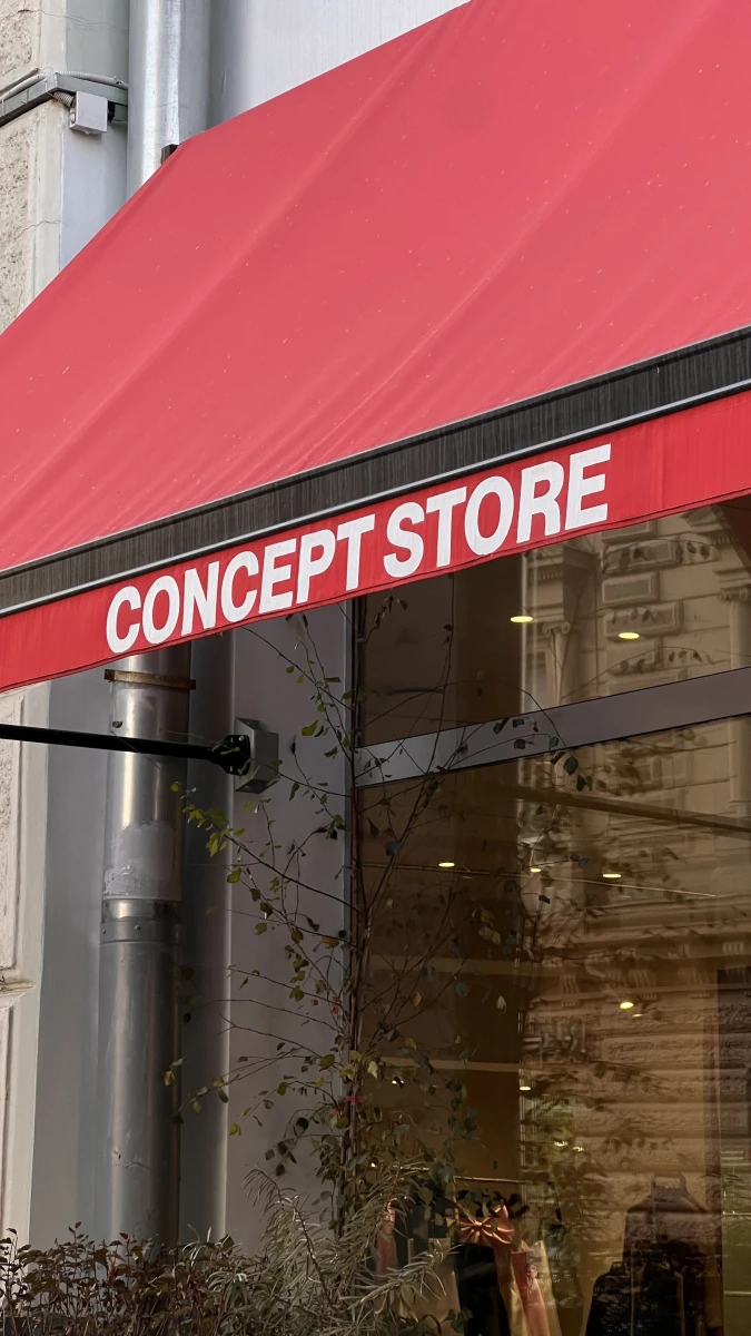 Веранда магазина с большим красным навесом