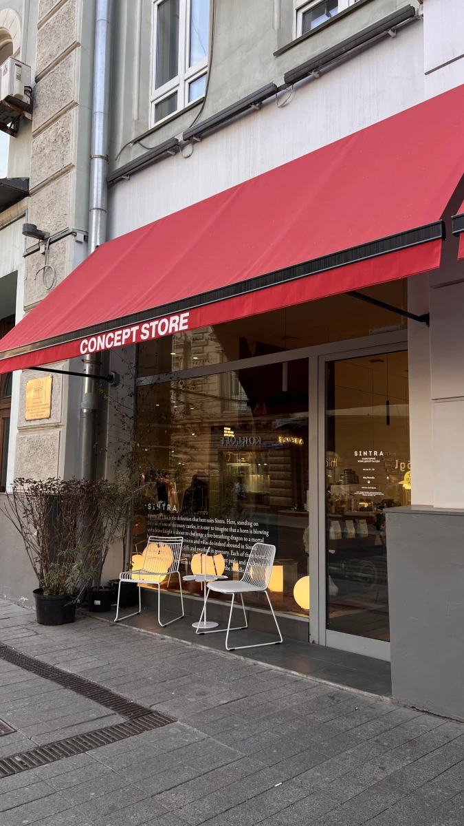 Веранда магазина с большим красным навесом