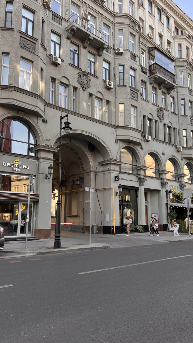 Монументальная арка здания со старинными фонарями внутри