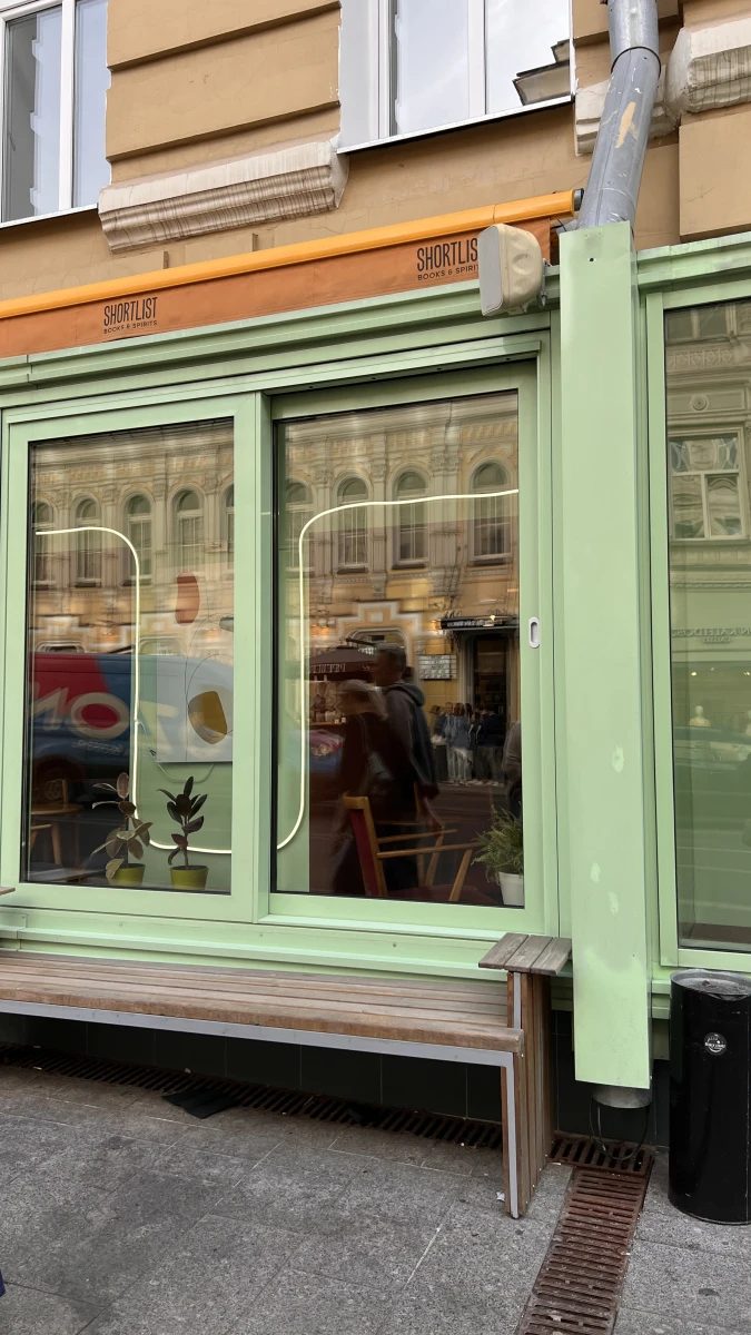 Футуристичный фасад заведения