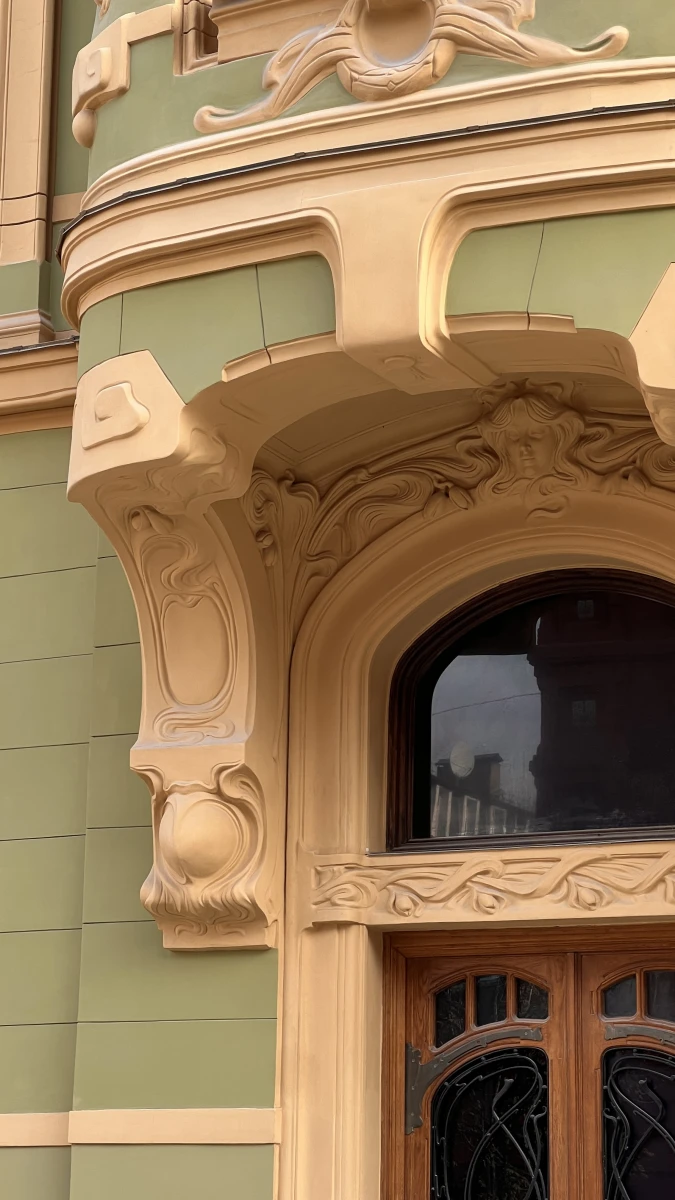 Красивая дверь здания в стиле Рококо