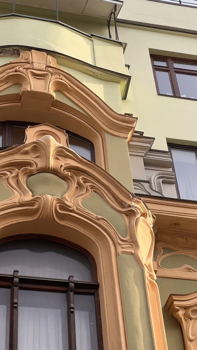 Красивая дверь здания в стиле Рококо