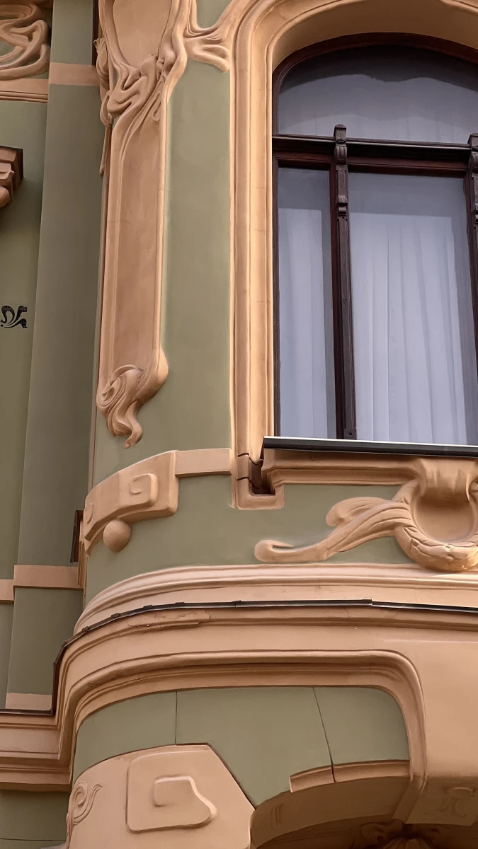 Красивая дверь здания в стиле Рококо