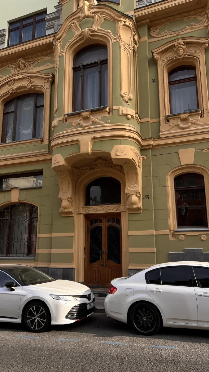 Красивая дверь здания в стиле Рококо