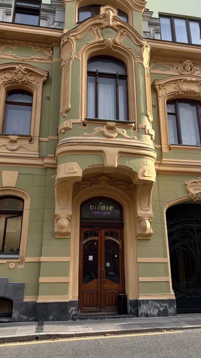 Красивая дверь здания в стиле Рококо